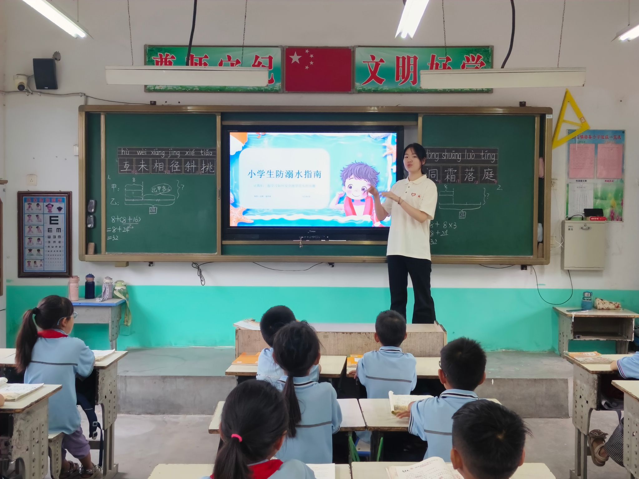 美术与设计学院“七彩绘”志愿服务队奔赴定陶区游集小学开展美术图案设计服务